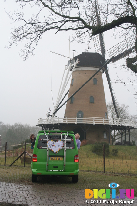 IMG_7318 Marijn and Jenni leaning out van with Just Married sign at windmill